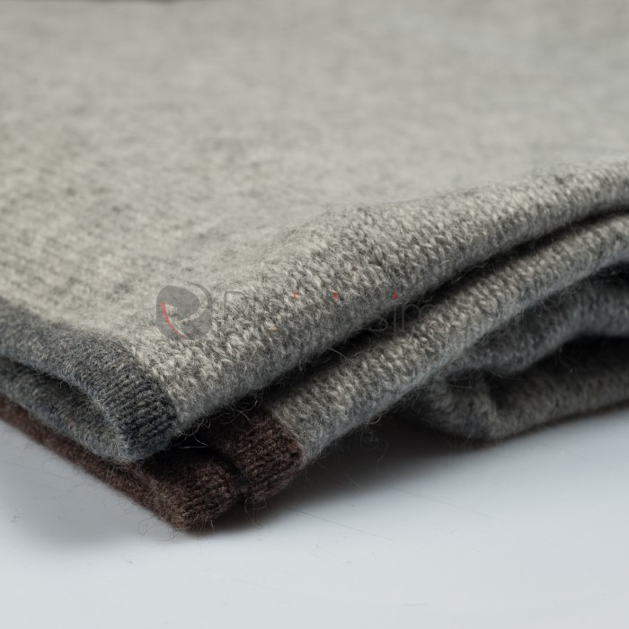 Plaid en Cachemire · Tricoté en Mailles Fines · Daya Light Grey par Oyuna
