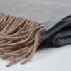 Plaid 100% Cachemire · Style Classique & Intemporel · Uno Bleu et Taupe par Oyuna Plaid 100% Cachemire · Style Classique & Intemporel · Uno Bleu et Taupe par Oyuna