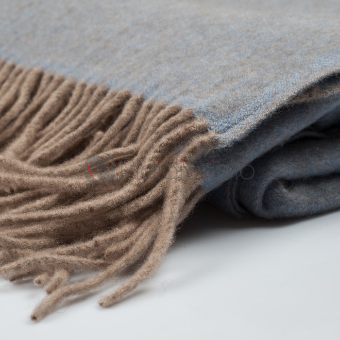 Plaid 100% Cachemire · Style Classique & Intemporel · Uno Bleu et Taupe par Oyuna Plaid 100% Cachemire · Style Classique & Intemporel · Uno Bleu et Taupe par Oyuna
