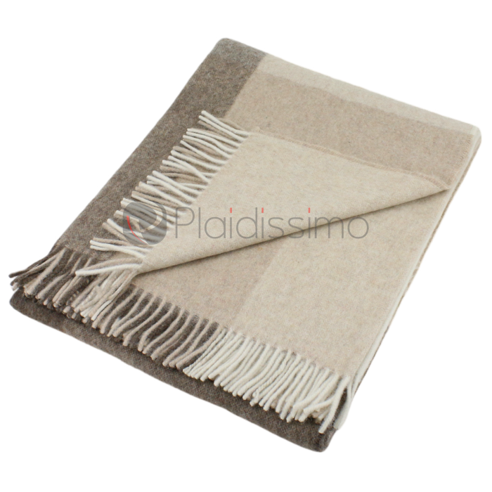 Plaid en alpaga motif carreaux classique dégradé beige, luxe et confort pour décoration d'intérieur cocooning.