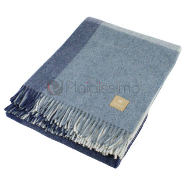 Plaid en alpaga motif carreaux classique dégradé bleu, luxe et confort pour décoration d'intérieur cocooning.