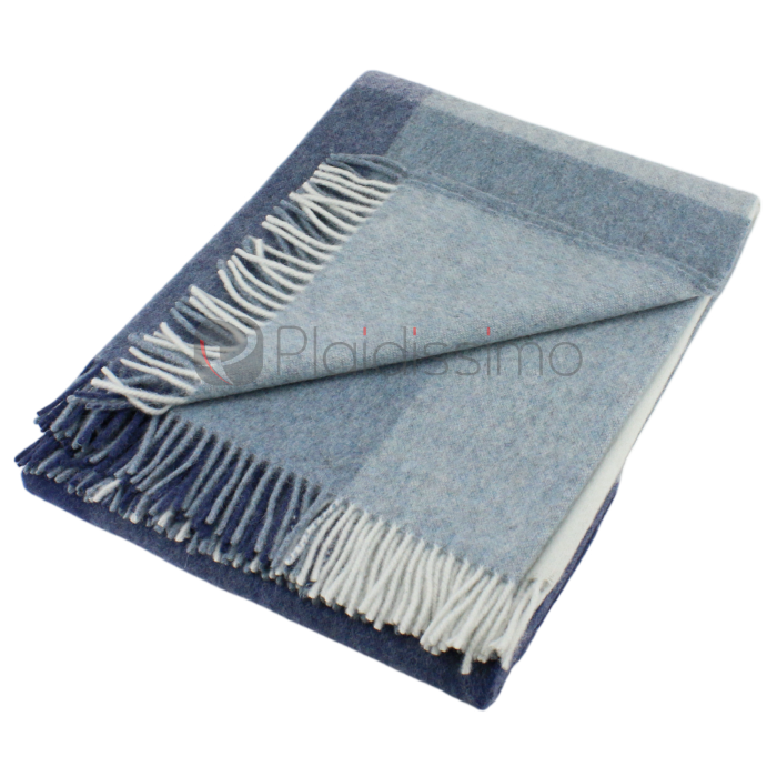 Plaid en alpaga motif carreaux classique dégradé bleu, luxe et confort pour décoration d'intérieur cocooning.