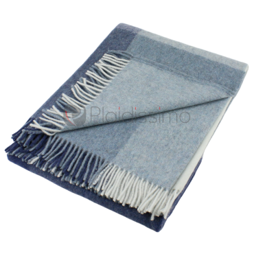 Plaid en alpaga motif carreaux classique dégradé bleu, luxe et confort pour décoration d'intérieur cocooning.