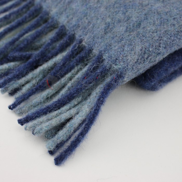 Plaid en alpaga motif carreaux classique dégradé bleu, luxe et confort pour décoration d'intérieur cocooning.