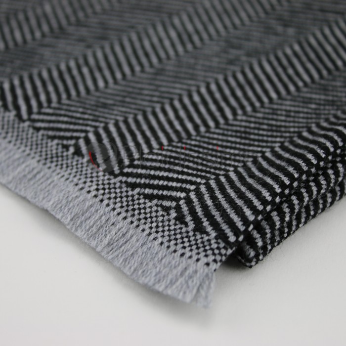 Plaid Colorado en laine vierge mérinos - Motif chevrons noir et gris - Luxe et confort intemporel