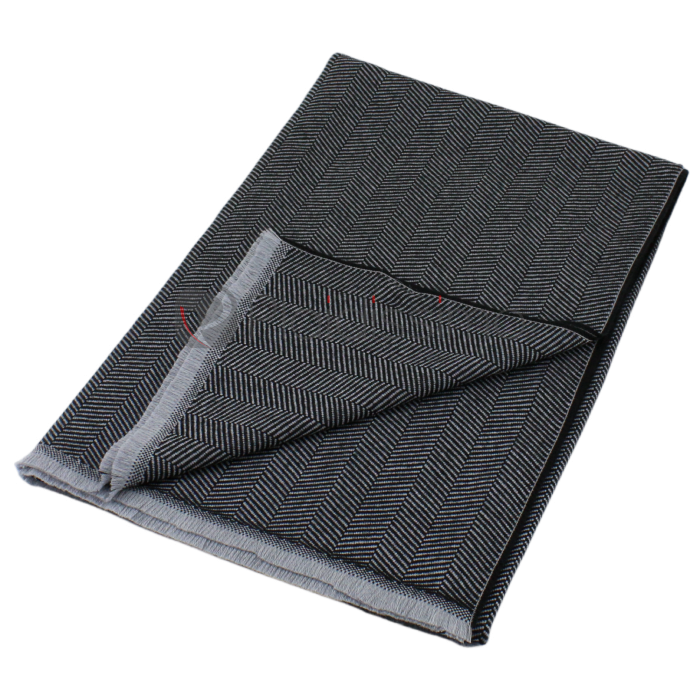 Plaid Colorado en laine vierge mérinos - Motif chevrons noir et gris - Luxe et confort intemporel