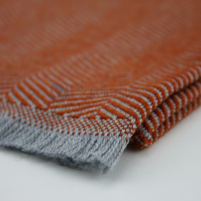 Plaid Colorado en laine vierge mérinos - Motif chevrons rouge et gris - Luxe et confort intemporel