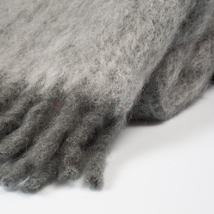 Plaid en Mohair · Elégant à Franges Epaisses · Stitching Anthracite par Mantas Escaray Plaid en Mohair · Elégant à Franges Epaisses · Stitching Anthracite par Mantas Escaray