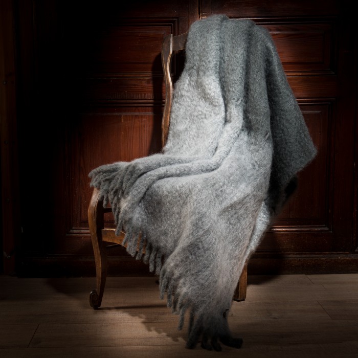 Plaid en Mohair · Elégant à Franges Epaisses · Stitching Anthracite par Mantas Escaray Plaid en Mohair · Elégant à Franges Epaisses · Stitching Anthracite par Mantas Escaray