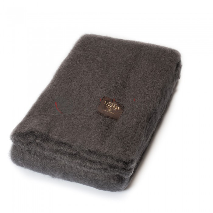 Plaid en Mohair · Chaud & Doux · Anthracite Uni · Lisos par Mantas Ezcaray Plaid en Mohair · Chaud & Doux · Anthracite Uni · Lisos par Mantas Ezcaray