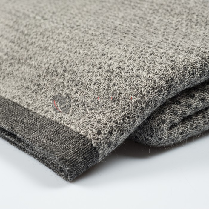 Plaid 100% Baby Alpaga · Tricoté Gris · Finition Anthracite · Raindrops par Elvang