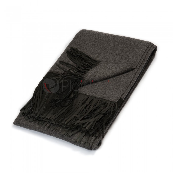 Plaid en Laine d'Agenau Anthracite · Insolite · Franges en Peau de Cochon par Katrin Leuze