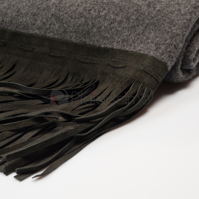 Plaid en Laine d'Agenau Anthracite · Insolite · Franges en Peau de Cochon par Katrin Leuze