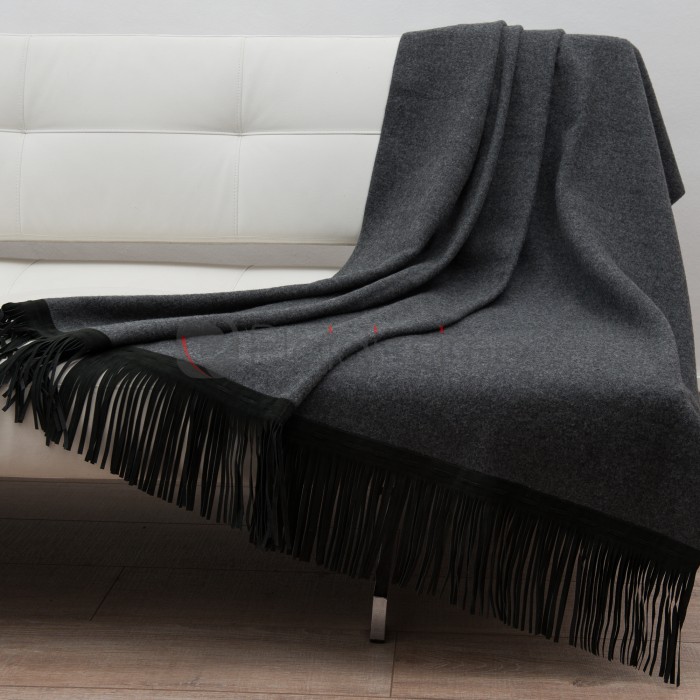 Plaid en Laine d'Agenau Anthracite · Insolite · Franges en Peau de Cochon par Katrin Leuze
