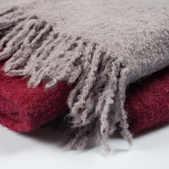 Plaid en Baby Alpaga · Style Bouclé · Somewake · Rouge et Grais par Suzusan